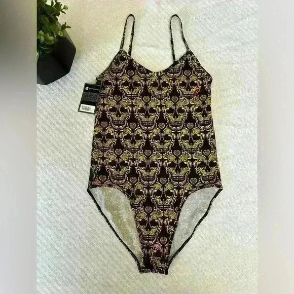 NWT Ethika Bodysuit Black and Yellow Skulls Size Large - Picture 1 of 4